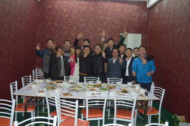 为了鼓励员工积极性，组织员工聚餐