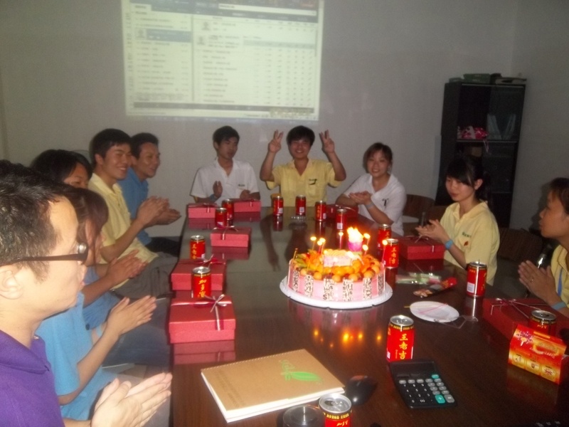 庆祝员工生日，举行员工生日会